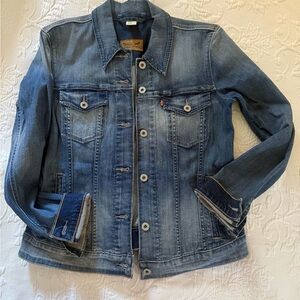 Levi Jean Jacket Size Lrg